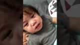 En gråtende baby ser et kamera