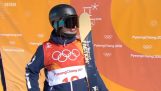 Lyžař pozdraví fotoaparát na olympijských hrách