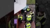 Διαρρήκτης πιάνεται επ’ in flagrante dalla polizia