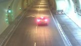 Οδηγός κάνει αναστροφή σε τούνελ και κινείται ανάποδα σε εθνική οδό