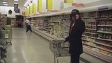 Michael Jackson går shopping på stormarknad