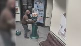 ladrão tenta idiot roubar uma máquina de doces