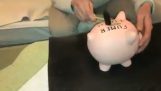 Uma mulher quebra o banco piggy de um ano depois de parar de fumar