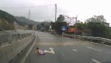 Un bébé rampant au milieu d'une autoroute
