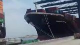 Zwei Frachtschiffe kollidieren in Port Pakistan
