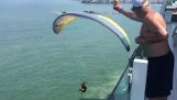 Paracaidista consigue una cerveza desde un balcón