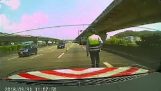 Dopravní policista šetří pro malé nehodě s vozíkem