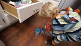 Un niño de 3 años preparar dos tazas con el jugo