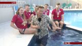 BBC presentatrice cade in piscina