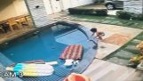 7chronos salva um bebê na piscina