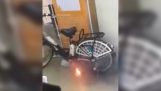 Elektrisk cykel blir eld eftersom avgifter (Kina)