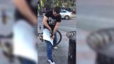 Az ember megpróbálja elpusztítani antifasiszta plakát