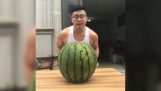Wie eine Wassermelone in 1 Sekunde schneiden