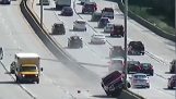 Driver förlorar kontrollen och förstör lyktstolpar motorväg