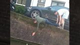 Drunk опитва да хване кутия бира (Амстердам)