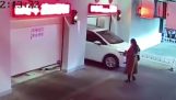 Небрежен жена влиза автоматично паркиране