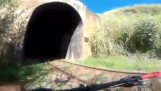 Cyklister på ett tåg i en tunnel