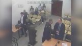 Vanki pakenee tuomioistuimen (Albania)