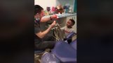 Dentista hacer magia para un niño pequeño