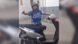 Drunken kvinne insisterer å kjøre scooter