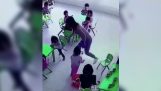 professor de jardim de infância empurra e puxa sua cadeira uma menina