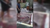 Het schoonmaken van het tapijt met een trimmer