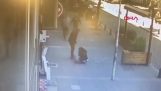 L'uomo colpisce la sua ex moglie riceve colpo di testa da passante (Turchia)