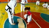 En lille pige vise i taekwondo