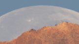 A hold mögött halad a vulkán Teide