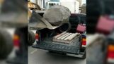 Sie wollten einen großen Stein in einem Lieferwagen laden