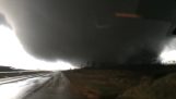 Enorma tornado passerar framför bilen