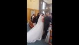शादी की पोशाक में डुबकी