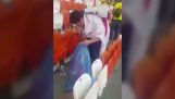 Japanske fans rense deres stande (VM 2018)