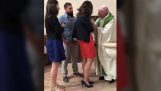 Priest plácat dítě
