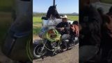 Как да прехвърля кон с мотоциклет