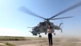 Brave reporter var nästan påkörd av en militär helikopter