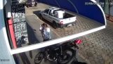 Mujer afortunada ahorra motocicleta mosca