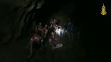 洞窟の中で9日間閉じ込められた12人の子供の最初の画像