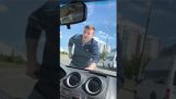 Отац разбија прозоре на аутомобилима да своју кћерку