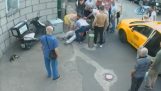 رجل يعاني من نوبة قلبية وحفظها من قبل المارة (اسطنبول)