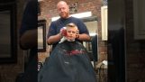O cabeleireiro faz o hoax a uma criança