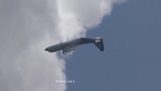Un avión C-130J hace bucles