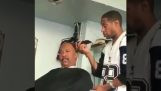Barber adoarme în timp ce tunde clientul său