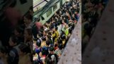 Frauen überfüllten U-Bahn in Mumbai (Indien)