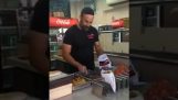 vendedor falafel entretiene a los huéspedes