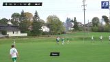 फुटबॉलर एक शॉट के साथ बिजली के तारों को प्राप्त होता है (नॉर्वे)