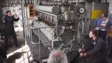 Puesta en marcha del motor de un submarino WW2