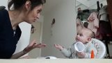 En baby diskutera med sin mamma