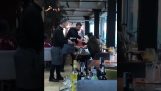 Los clientes y los camareros pelea en un restaurante (Ucrania)