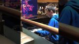 Ένα παιδί παίζει το “Bohemian Rhapsody” في العزف على البيانو